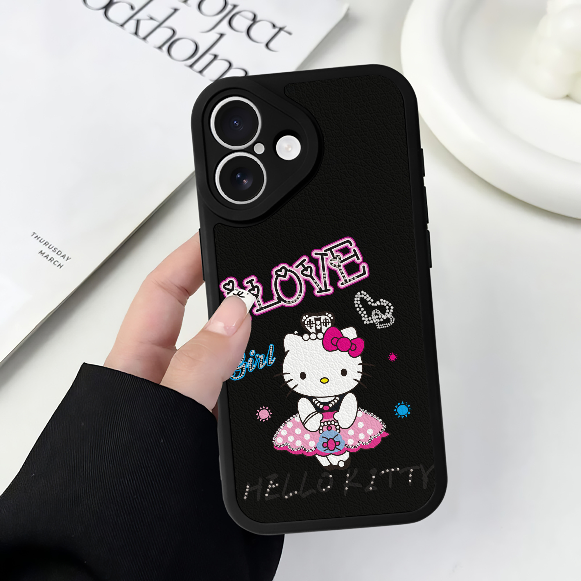 （画像用） Hello Kitty ハローキティ 【iPhone 16シリーズ対応】シリコンスマホケース（レザー調） 材質：シリコン